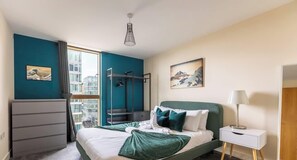 Iron/ironing board, travel cot, WiFi, bed sheets - 2Bed | 2Bath | Parking | Walk to Xscape & CentreMK (Milton Keynes)