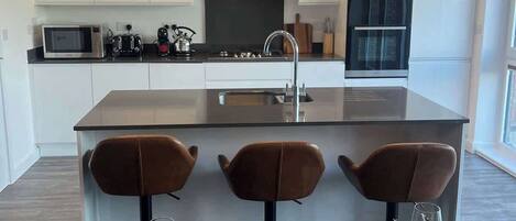 Batterie de cuisine, vaisselle et ustensiles