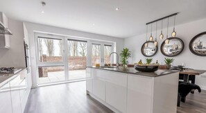 Een koelkast, een magnetron, een oven, een vaatwasser