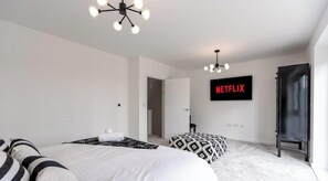 5 slaapkamers, een strijkplank/strijkijzer, reisbedje, wifi