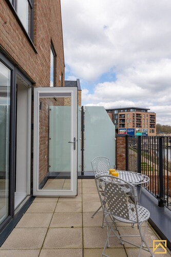 Outstanding 5 Bedroom Townhouse, Canal Views