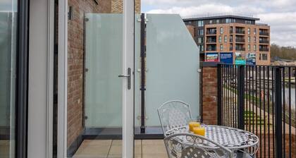 Outstanding 5 Bedroom Townhouse, Canal Views