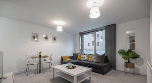 Central MK | Walk to Shops & Dining | Free Parking