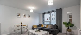 Central MK | Walk to Shops & Dining | Free Parking