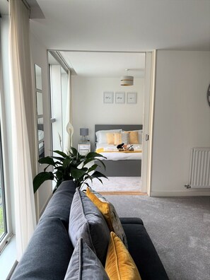 1 bedroom, iron/ironing board, WiFi, bed sheets - Cosy 1 bed in central MK, Free Parking, Smart TV (Milton Keynes)