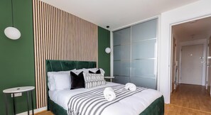 1 bedroom, iron/ironing board, travel cot, WiFi - Breathtaking Views, Central MK & Free Parking! (Milton Keynes)