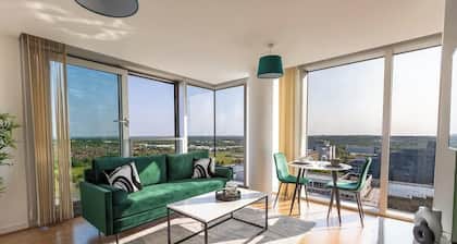 Breathtaking Views, Central MK & Free Parking!
