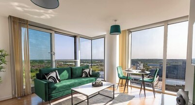 Breathtaking Views, Central MK & Free Parking!