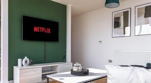 TV, offices - Breathtaking Views, Central MK & Free Parking! (Milton Keynes)