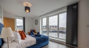 3 bedrooms, iron/ironing board, travel cot, WiFi - 3BED | 2BATH | Penthouse | Canal View | 2x Parking (Milton Keynes)