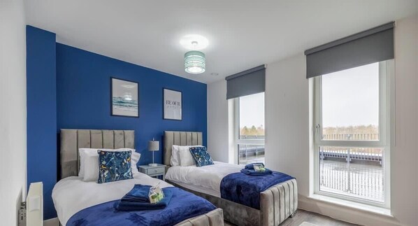 3 bedrooms, iron/ironing board, travel cot, WiFi - 3BED | 2BATH | Penthouse | Canal View | 2x Parking (Milton Keynes)