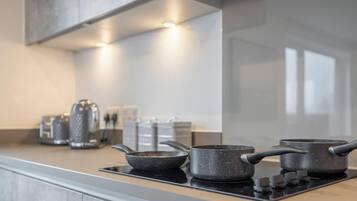 Kühlschrank, Mikrowelle, Ofen, Herdplatte