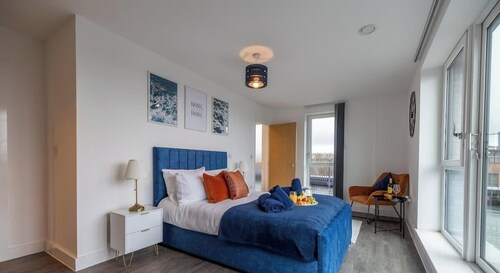 3BED | 2BATH | Penthouse | Canal View | 2x Parking