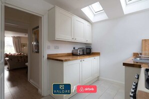 雪櫃、微波爐、焗爐、爐具