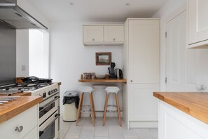 Fridge, microwave, oven, stovetop - Beautiful cottage style 3-bed, Free Parking, Wi-Fi (Milton Keynes)