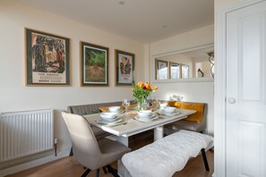 Dining - Beautiful cottage style 3-bed, Free Parking, Wi-Fi (Milton Keynes)