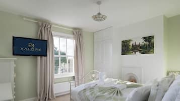 Iron/ironing board, travel cot, WiFi