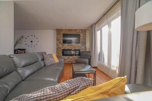 TV - Cozy 3 Bed 2 Bath Downtown Close to Parliament
 (Gatineau)