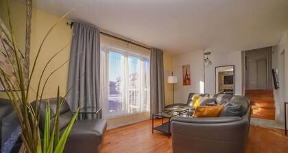 Cozy 3 Bed 2 Bath Downtown Close to Parliament