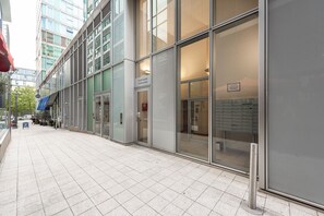 Exterior detail - Central 2 bed flat, free parking (Milton Keynes)