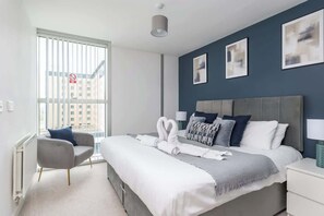 2 bedrooms, iron/ironing board, travel cot, WiFi - 2BR| Free Parking | Walk to Shops, Centre & Xscape (Milton Keynes)