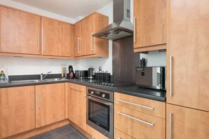 Fridge, microwave, oven, coffee/tea maker - 2BR| Free Parking | Walk to Shops, Centre & Xscape (Milton Keynes)
