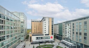 Exterior - 2BR| Free Parking | Walk to Shops, Centre & Xscape (Milton Keynes)