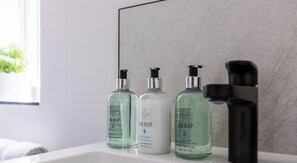 Regadera y secadora de cabello 