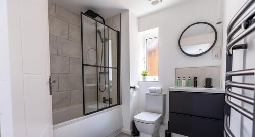 Luxury Milton Keynes Home: Garden & Free Parking
