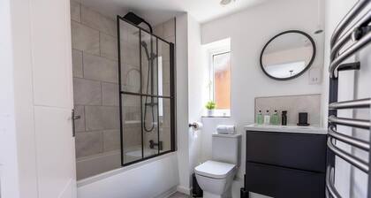 Luxury Milton Keynes Home: Garden & Free Parking