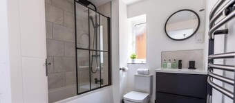 Luxury Milton Keynes Home: Garden & Free Parking