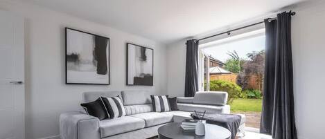 Una televisión, una oficina