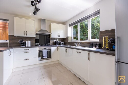 Cosy 5 bedroom house - Central