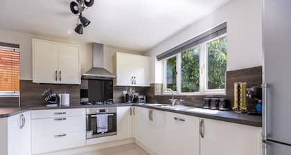 Cosy 5 bedroom house - Central