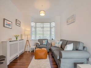 Living area - 2 bedroom accommodation in Goodwick (Goodwick)