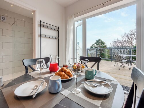 2 bedroom accommodation in Goodwick