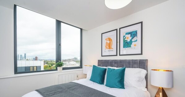 2 bedrooms, iron/ironing board, WiFi, bed sheets - 2-Bed | 2 Bath | Parking | 10 Mins to City Centre (Stretford)