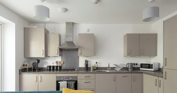 Kühlschrank, Mikrowelle, Ofen, Herdplatte