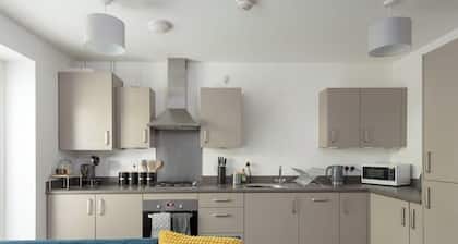 1Bed | Smart TV + Parking | Walk to Shops & Xscape