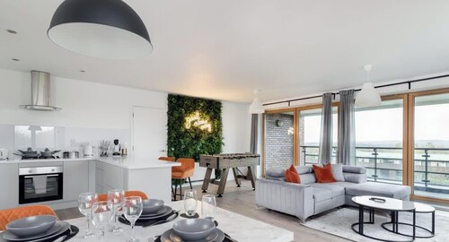 2Bed | 2Bath | Parking | Walk to Centre & Xscape