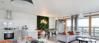 2Bed | 2Bath | Parking | Walk to Centre & Xscape