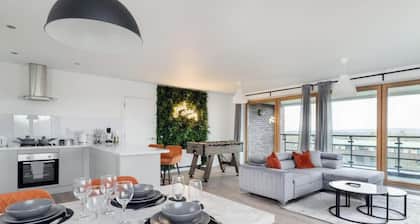 2Bed | 2Bath | Parking | Walk to Centre & Xscape