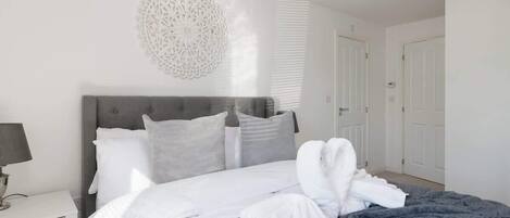 Tabla de planchar con plancha, cuna de viaje, wifi y ropa de cama