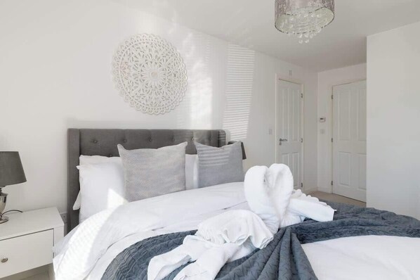 مكواة/لوح كي وسرير سفر وواي فاي وملاءات أسرّة