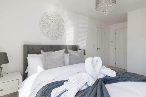 Comfortable 2-Bed Home with Parking & Fast Wi-Fi!