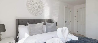 Comfortable 2-Bed Home with Parking & Fast Wi-Fi!