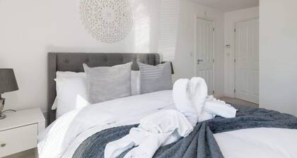 Comfortable 2-Bed Home with Parking & Fast Wi-Fi!