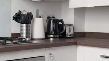 Kjøleskap, mikrobølgeovn, ovn og kokeplater