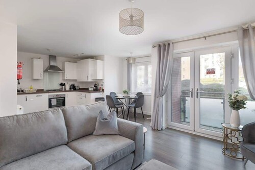 Comfortable 2-Bed Home with Parking & Fast Wi-Fi!