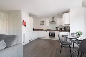 Interior - Spacious 2-Bedroom Home with Parking & Wi-Fi (Milton Keynes)